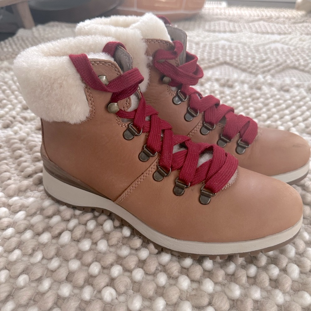 Bionica Diablo Women’s Tan Shearling ankle all weather waterproof boot